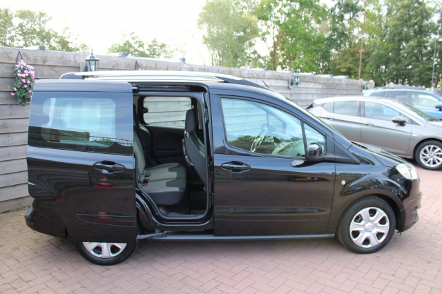 FORD TOURNEO COURIER 1.0 101 pk Titanium Airco/RadioCD/Cruise/PDC 5 persoons, Autobedrijf Roetert, Loenen