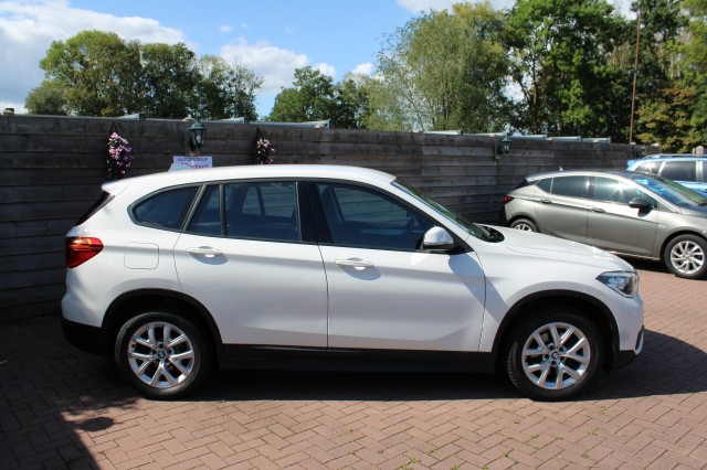 BMW X1 sDrive18i 136pk Essential ECC/Cruise/Navi/PDC/Stoelverw/Trekhaak, Autobedrijf Roetert, Loenen