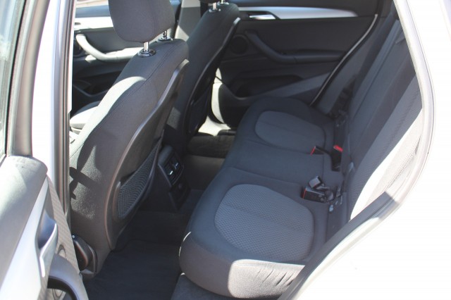 BMW X1 sDrive18i 136pk Essential ECC/Cruise/Navi/PDC/Stoelverw/Trekhaak, Autobedrijf Roetert, Loenen
