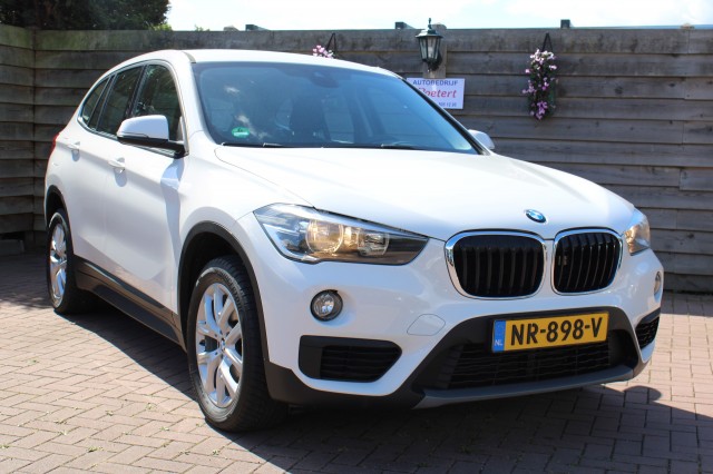 BMW X1 sDrive18i 136pk Essential ECC/Cruise/Navi/PDC/Stoelverw/Trekhaak, Autobedrijf Roetert, Loenen