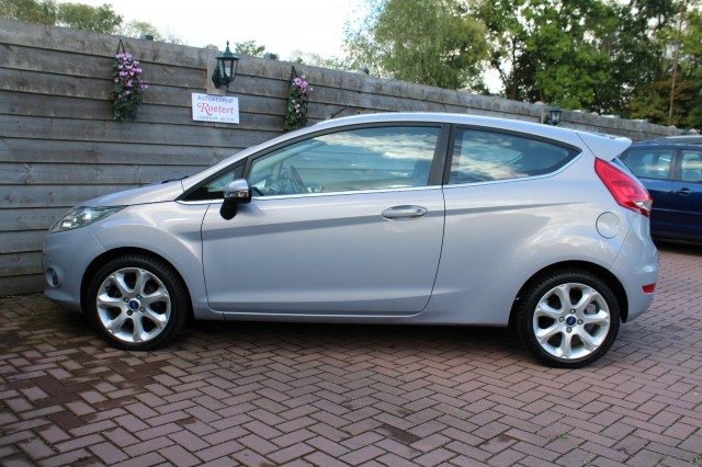 FORD FIESTA 1.4 97pk Titanium ECC/cruise/bluetooth/PDC/lm velgen 3-drs, Autobedrijf Roetert, Loenen