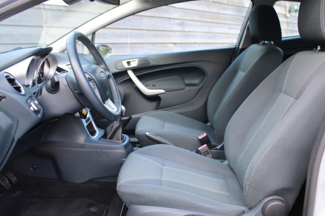 FORD FIESTA 1.4 97pk Titanium ECC/cruise/bluetooth/PDC/lm velgen 3-drs, Autobedrijf Roetert, Loenen