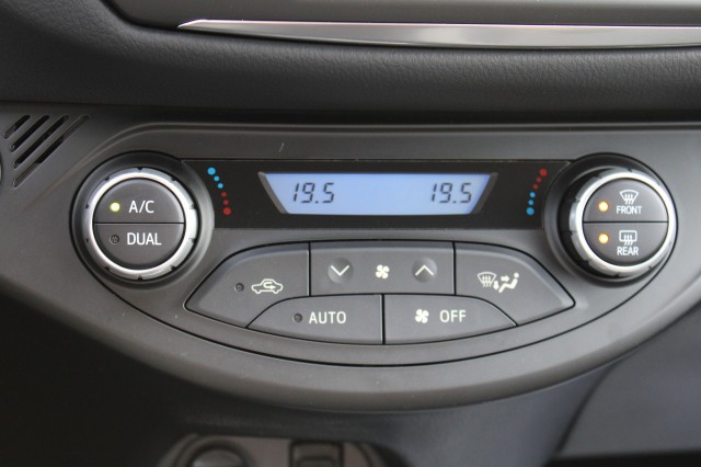 TOYOTA YARIS 1.5 HYB. Y20 Excl Ed Automaat ECC/navi/cruise/bluetooth/radioDAB/camera, Autobedrijf Roetert, Loenen