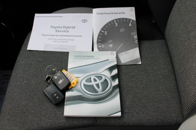 TOYOTA YARIS 1.5 HYB. Y20 Excl Ed Automaat ECC/navi/cruise/bluetooth/radioDAB/camera, Autobedrijf Roetert, Loenen
