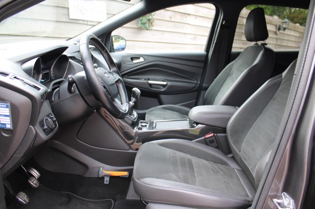 FORD KUGA 1.5 EcoB. ST Line, Autobedrijf Roetert, Loenen