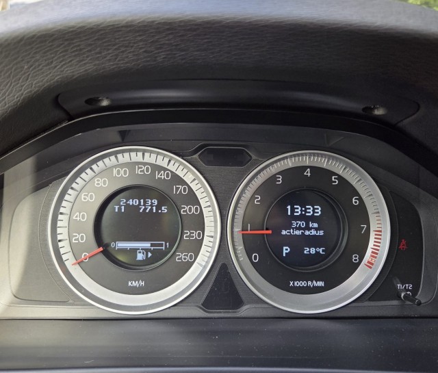 VOLVO V60 2.0T 203pk Momentum automaat ECC/ACC/leer/navi/PDC/trekhaak, Autobedrijf Roetert, Loenen