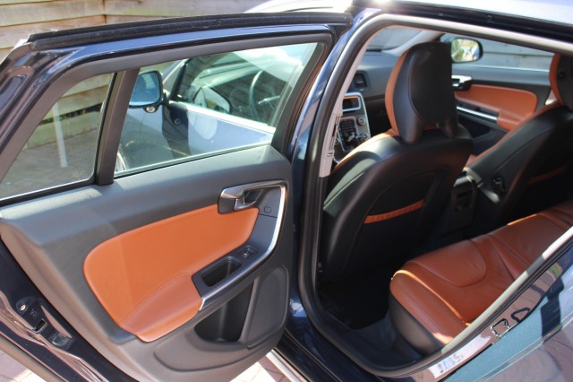 VOLVO V60 2.0T 203pk Momentum automaat ECC/ACC/leer/navi/PDC/trekhaak, Autobedrijf Roetert, Loenen