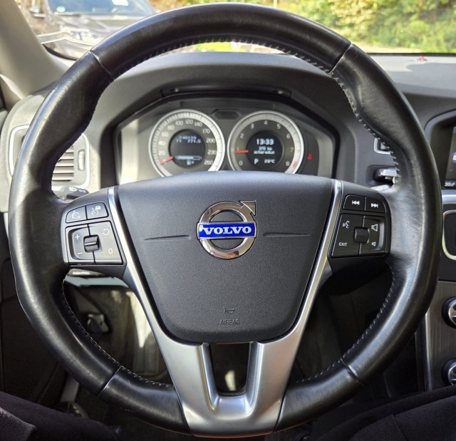 VOLVO V60 2.0T 203pk Momentum automaat ECC/ACC/leer/navi/PDC/trekhaak, Autobedrijf Roetert, Loenen