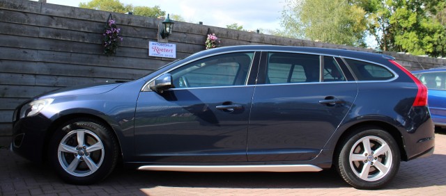 VOLVO V60 2.0T 203pk Momentum automaat ECC/ACC/leer/navi/PDC/trekhaak, Autobedrijf Roetert, Loenen