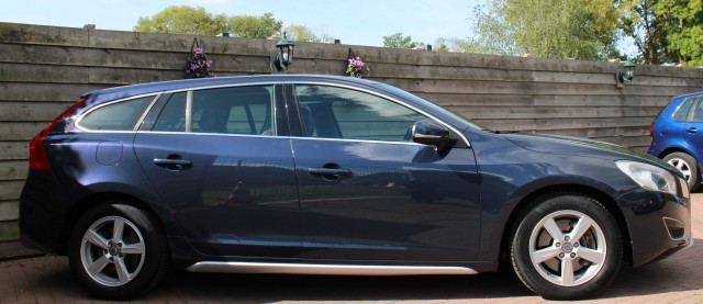 VOLVO V60 2.0T 203pk Momentum automaat ECC/ACC/leer/navi/PDC/trekhaak, Autobedrijf Roetert, Loenen