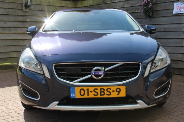 VOLVO V60 2.0T 203pk Momentum automaat ECC/ACC/leer/navi/PDC/trekhaak, Autobedrijf Roetert, Loenen