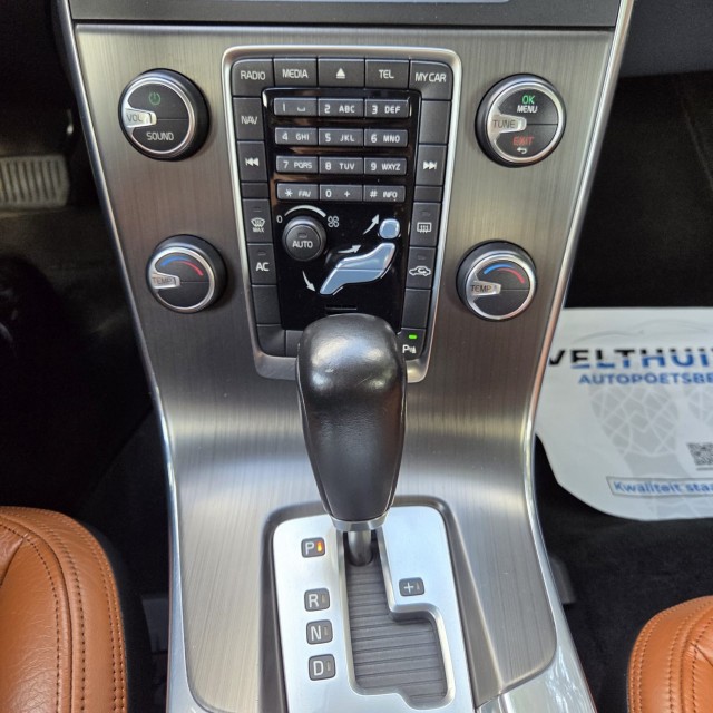 VOLVO V60 2.0T 203pk Momentum automaat ECC/ACC/leer/navi/PDC/trekhaak, Autobedrijf Roetert, Loenen