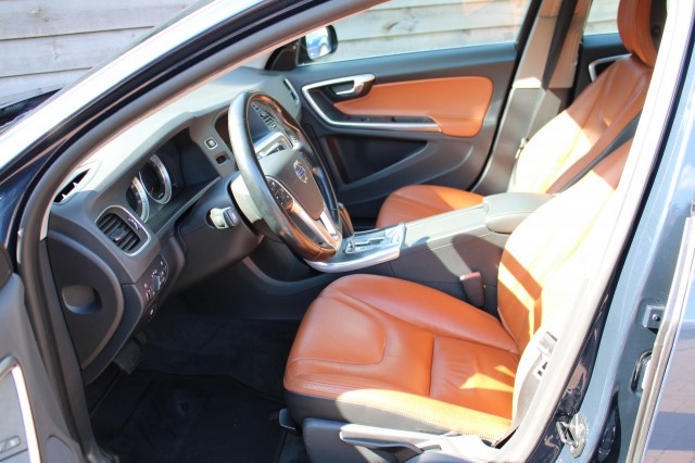 VOLVO V60 2.0T 203pk Momentum automaat ECC/ACC/leer/navi/PDC/trekhaak, Autobedrijf Roetert, Loenen