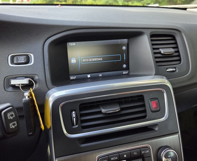 VOLVO V60 2.0T 203pk Momentum automaat ECC/ACC/leer/navi/PDC/trekhaak, Autobedrijf Roetert, Loenen