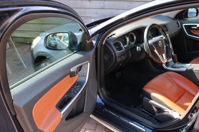 VOLVO V60 2.0T 203pk Momentum automaat ECC/ACC/leer/navi/PDC/trekhaak, Autobedrijf Roetert, Loenen
