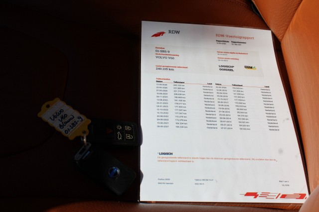 VOLVO V60 2.0T 203pk Momentum automaat ECC/ACC/leer/navi/PDC/trekhaak, Autobedrijf Roetert, Loenen