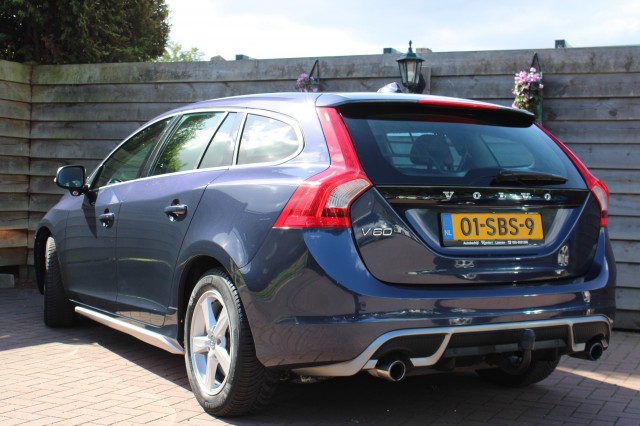 VOLVO V60 2.0T 203pk Momentum automaat ECC/ACC/leer/navi/PDC/trekhaak, Autobedrijf Roetert, Loenen