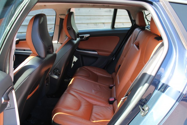 VOLVO V60 2.0T 203pk Momentum automaat ECC/ACC/leer/navi/PDC/trekhaak, Autobedrijf Roetert, Loenen