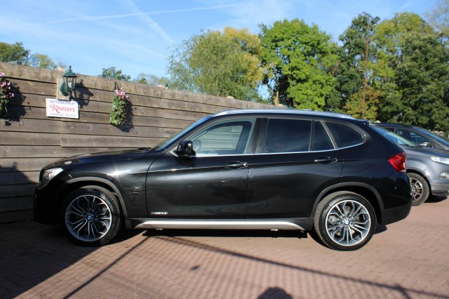 BMW X1 xDrive28i 258pk Automaat Executive ECC/Leer/Navi/Panodak/Stoelverw/Trekhaak, Autobedrijf Roetert, Loenen