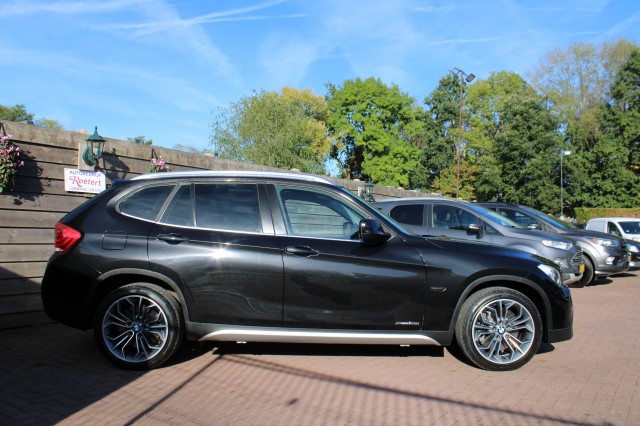 BMW X1 xDrive28i 258pk Automaat Executive ECC/Leer/Navi/Panodak/Stoelverw/Trekhaak, Autobedrijf Roetert, Loenen