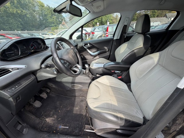 PEUGEOT 208 1.4 VTi 95pk Griffe 5-drs ECC/Cruise/Navi/Leer/PDC/Trekhaak, Autobedrijf Roetert, Loenen
