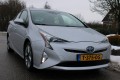 TOYOTA PRIUS 1.8 122pk Dynamic Hybride ECC/HUD/cruise/navi/PDC/parkeerass., Autobedrijf Roetert, Loenen
