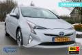 TOYOTA PRIUS 1.8 122pk Dynamic Hybride ECC/HUD/cruise/navi/PDC/parkeerass., Autobedrijf Roetert, Loenen