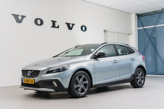 VOLVO V40 T4 Summum, Automobielbedrijf S. van der Veen, Nijverdal
