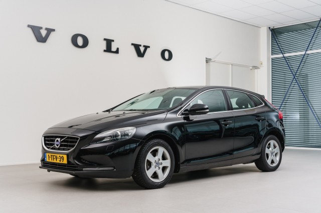 VOLVO V40 T4 Momentum, Automobielbedrijf S. van der Veen, Nijverdal