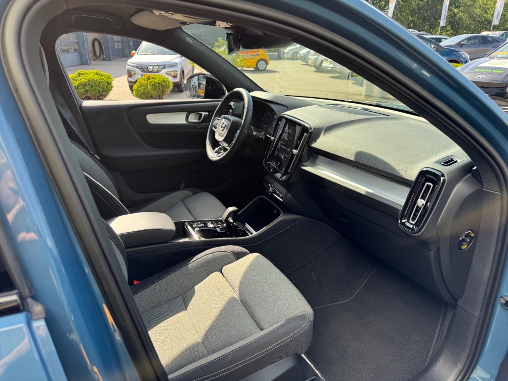 VOLVO, XC40