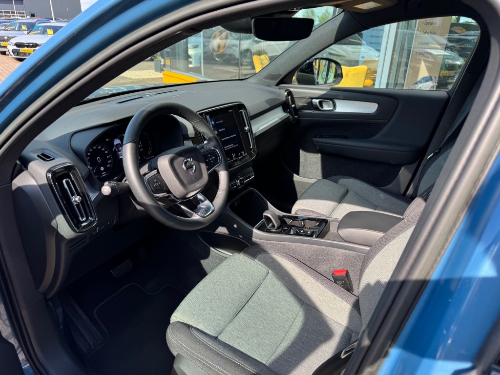 VOLVO, XC40