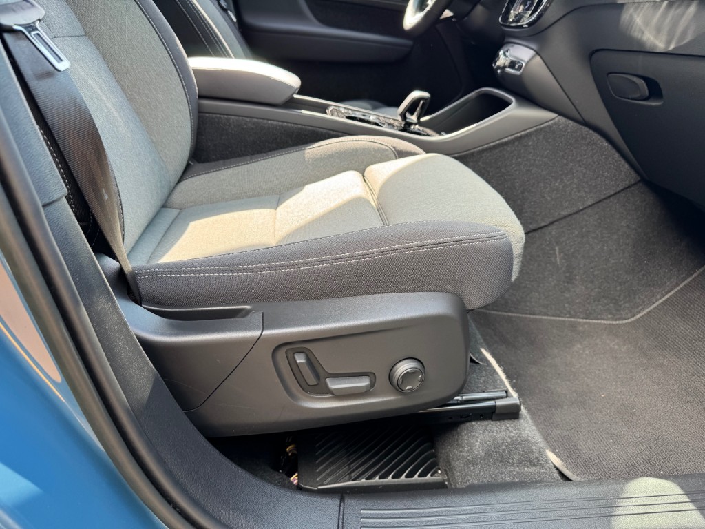 VOLVO, XC40