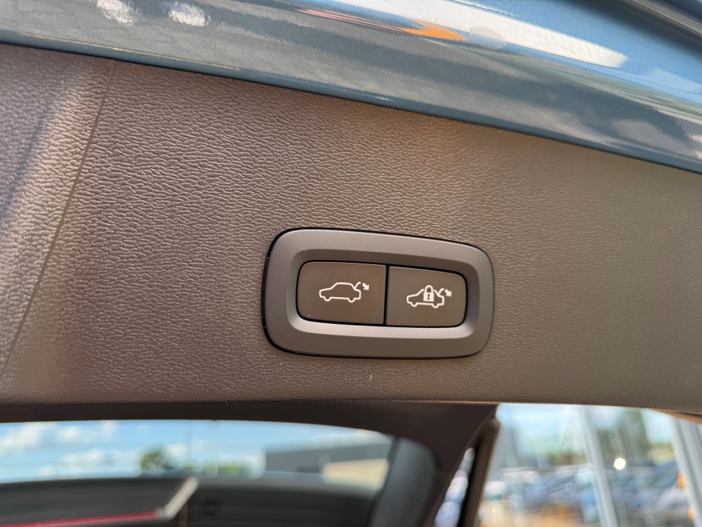VOLVO, XC40