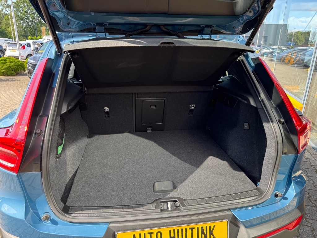 VOLVO, XC40