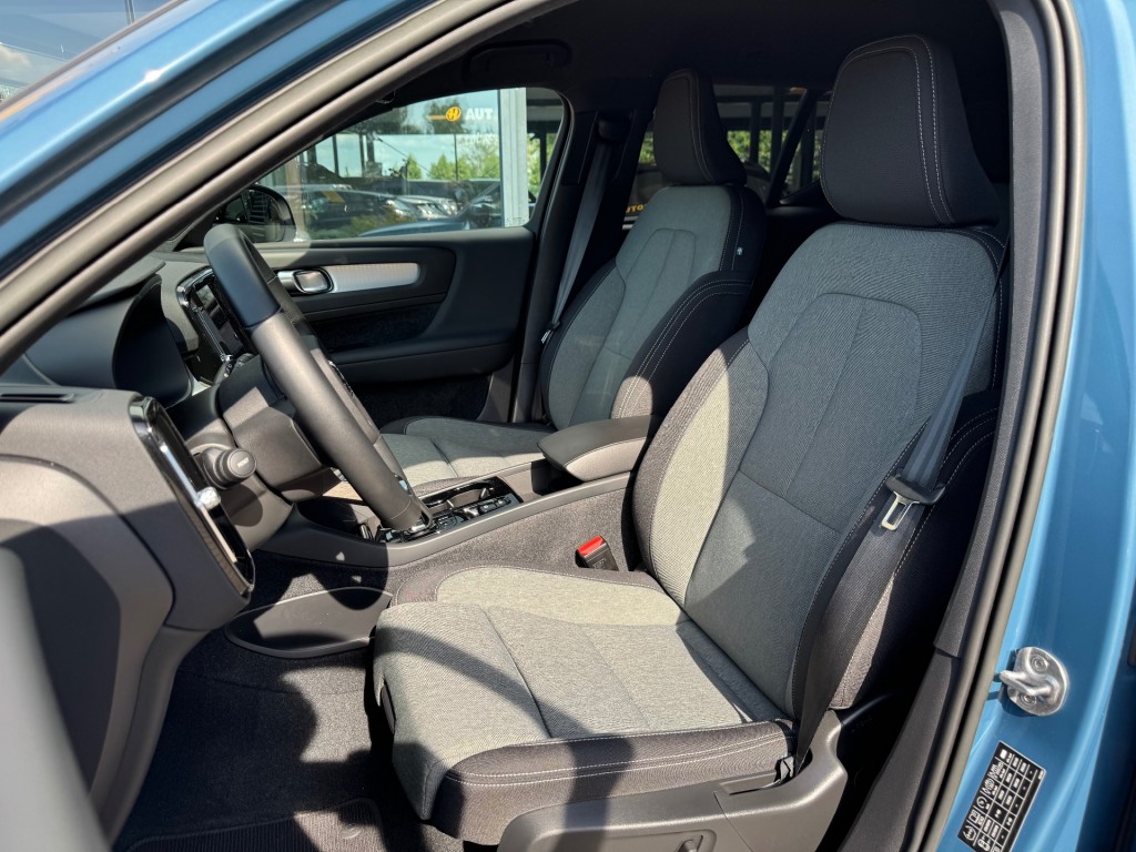 VOLVO, XC40