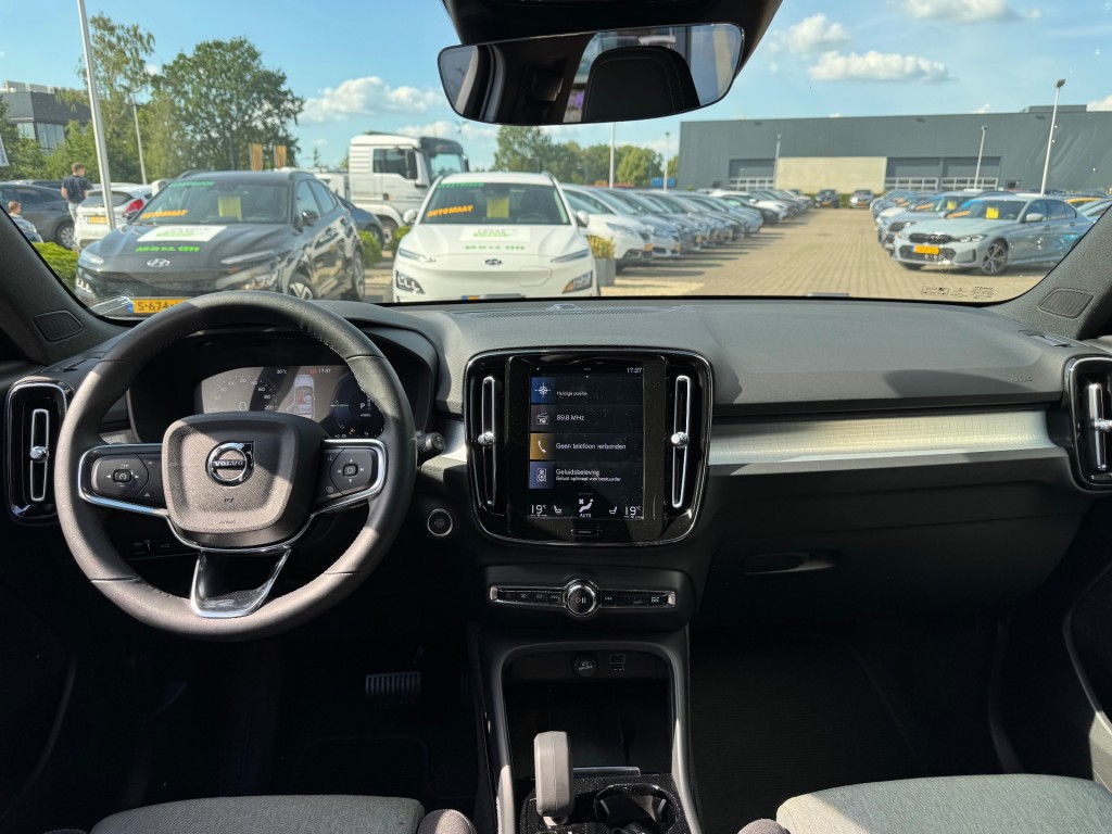 VOLVO, XC40