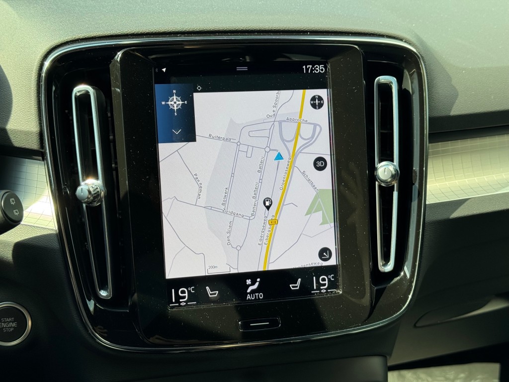 VOLVO, XC40