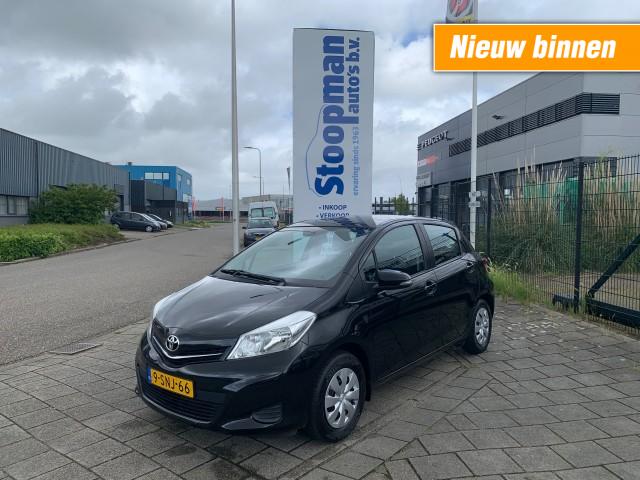 TOYOTA YARIS 1.0 VVT-i Now Airco/CV/PDC/El.ramen/Bluetooth, Stoopman Auto's & Campers B.V., Hellevoetsluis