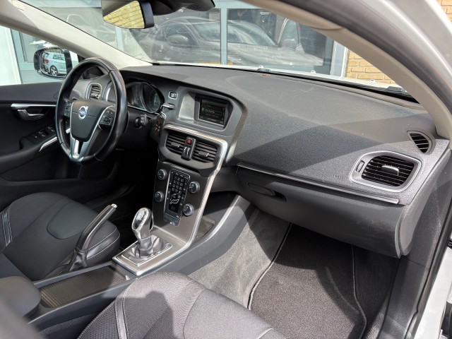 VOLVO V40 1.6 T2 MOMENTUM NAVI/LMV, Autobedrijf Gert van Keulen, Bathmen