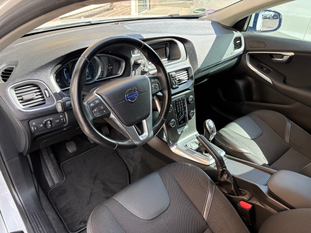 VOLVO V40 1.6 T2 MOMENTUM NAVI/LMV, Autobedrijf Gert van Keulen, Bathmen