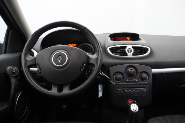 RENAULT CLIO 1.4-16V Dynamic Luxe - Panorama, Airco, Trekhaak, APK tot 01-27!, Autobedrijf Zieleman, Nieuwleusen