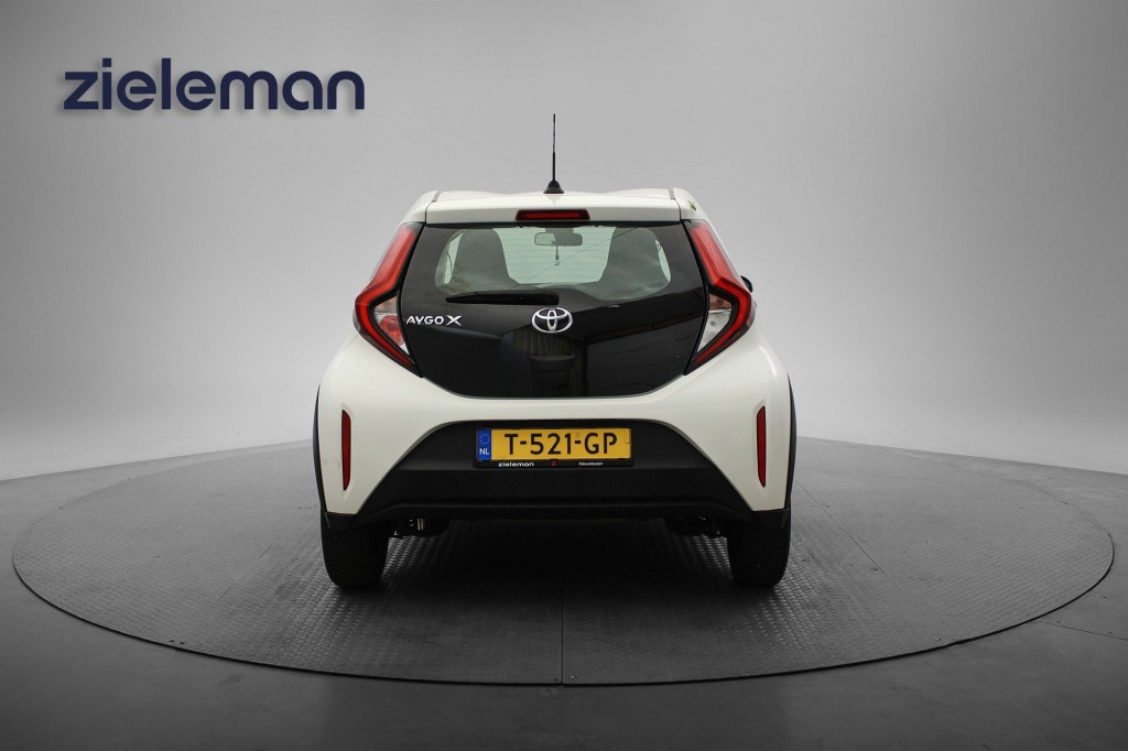 TOYOTA, AYGO X