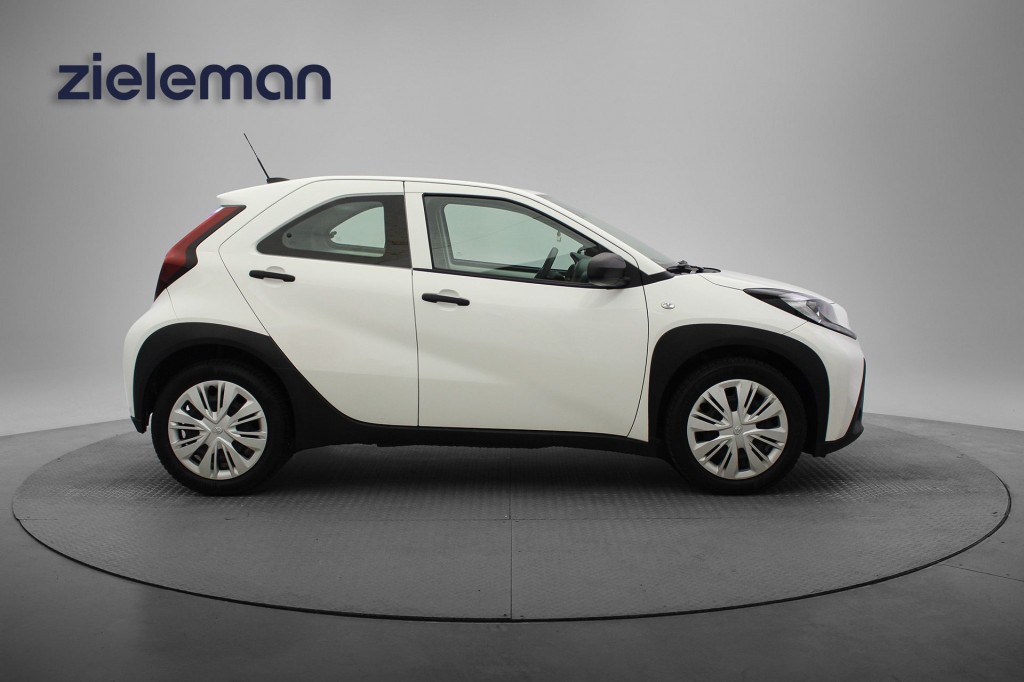 TOYOTA, AYGO X
