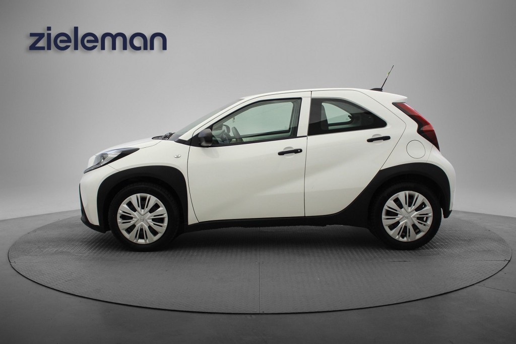 TOYOTA, AYGO X