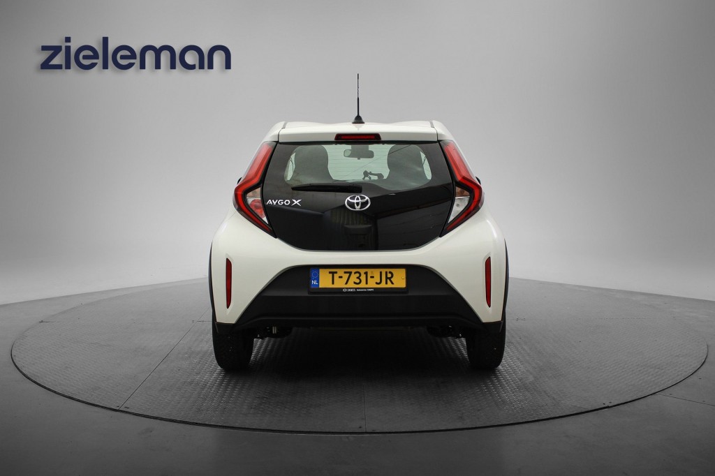 TOYOTA, AYGO X