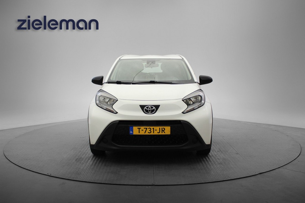 TOYOTA, AYGO X
