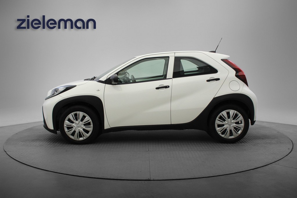 TOYOTA, AYGO X