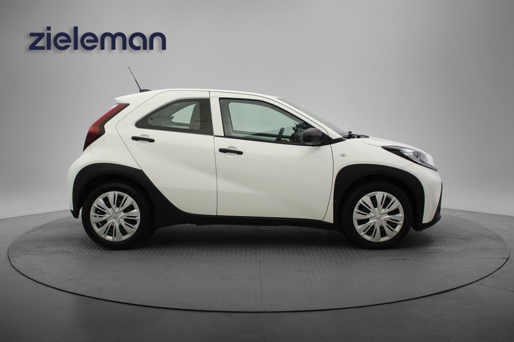 TOYOTA, AYGO X