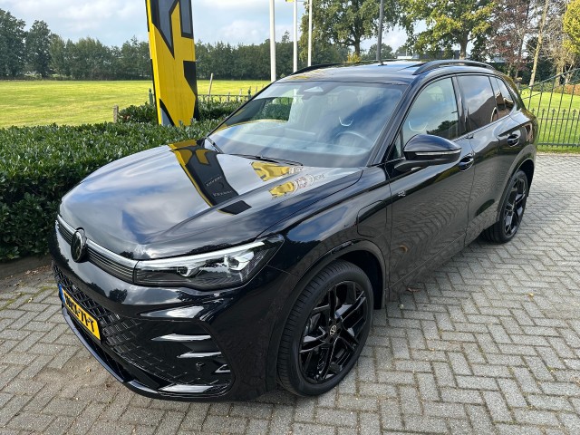 VOLKSWAGEN TIGUAN 1.5 eHybrid R-Line Edition 272pk Pano / Trekhaak / Black Style / Harman Kardon, Autobedrijf Krabbe, WEERSELO