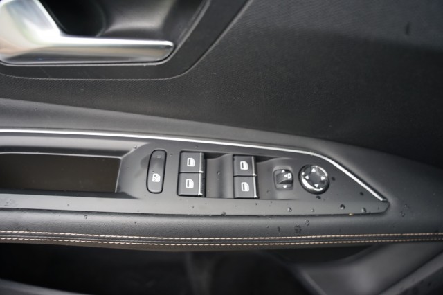 PEUGEOT 3008 SUV 5-drs